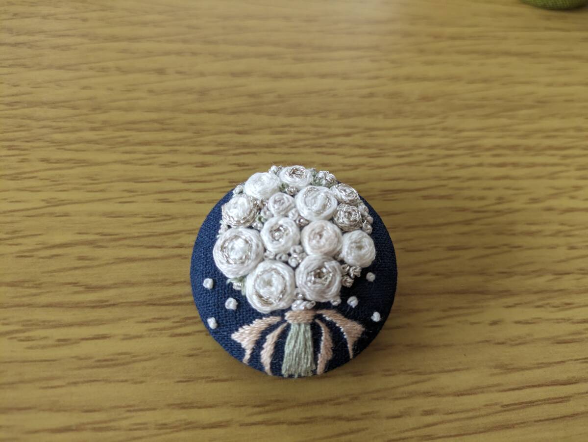 薔薇　刺繍ブローチ