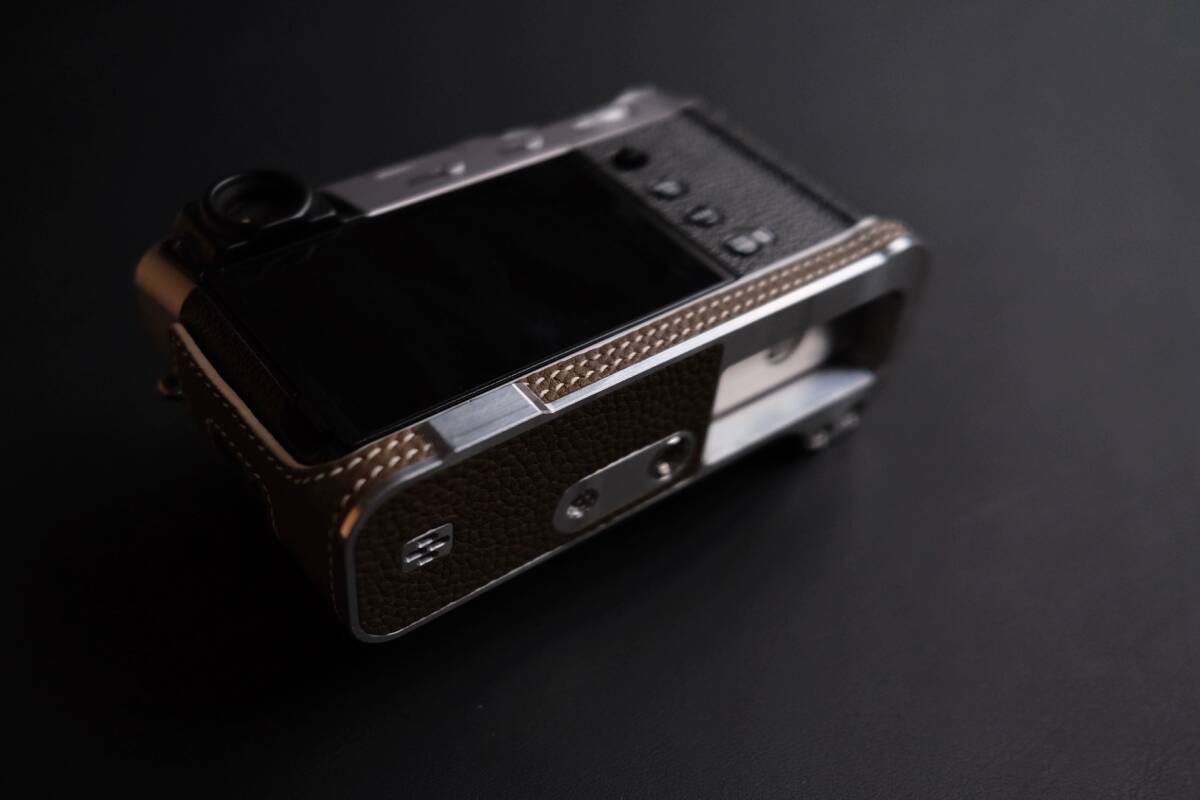 本革カメラケース 富士フイルム FUJIFILM x100VI/x100 6用 本革カメラケース 富士フイルム FUJIFILM x100VI/x100 6用
