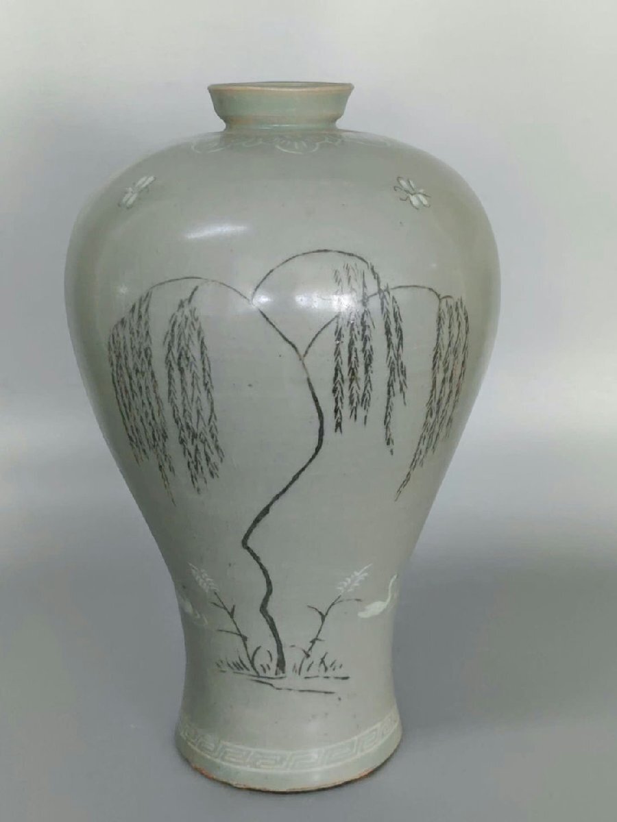 高麗青磁 白黒象嵌 瓶 柳草花図 美術品・アンティーク 高麗青磁 白黒象嵌 瓶 柳草花図 美術品・アンティーク