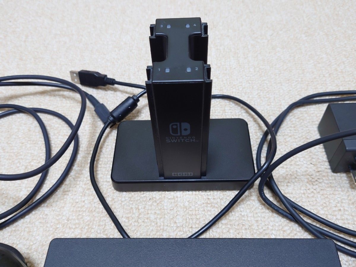 Nintendo Switch 本体+コントローラー 充電スタンド等 4点 Nintendo Switch 本体+コントローラー 充電スタンド等 4点