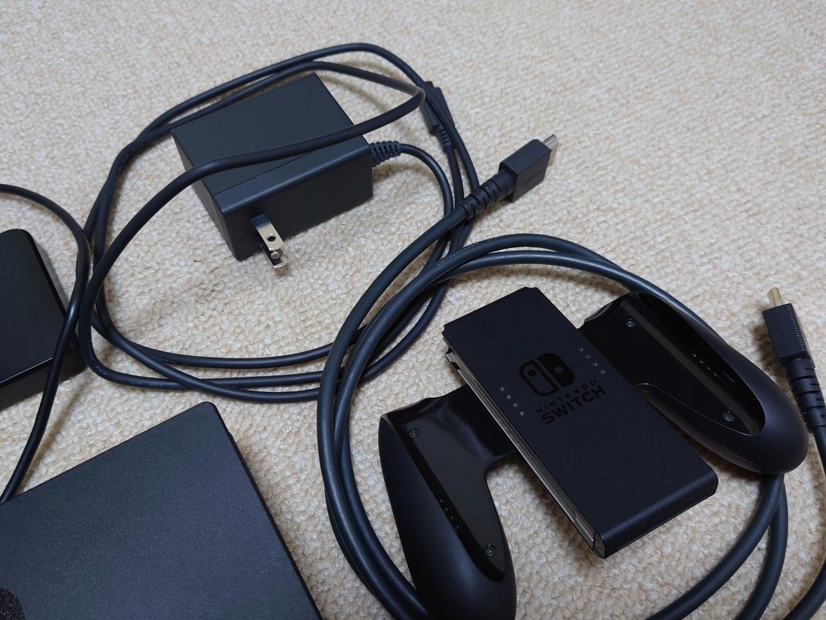 Nintendo Switch 本体+コントローラー、充電スタンド等 4点セット Nintendo Switch 本体+コントローラー、充電スタンド等 4点セット
