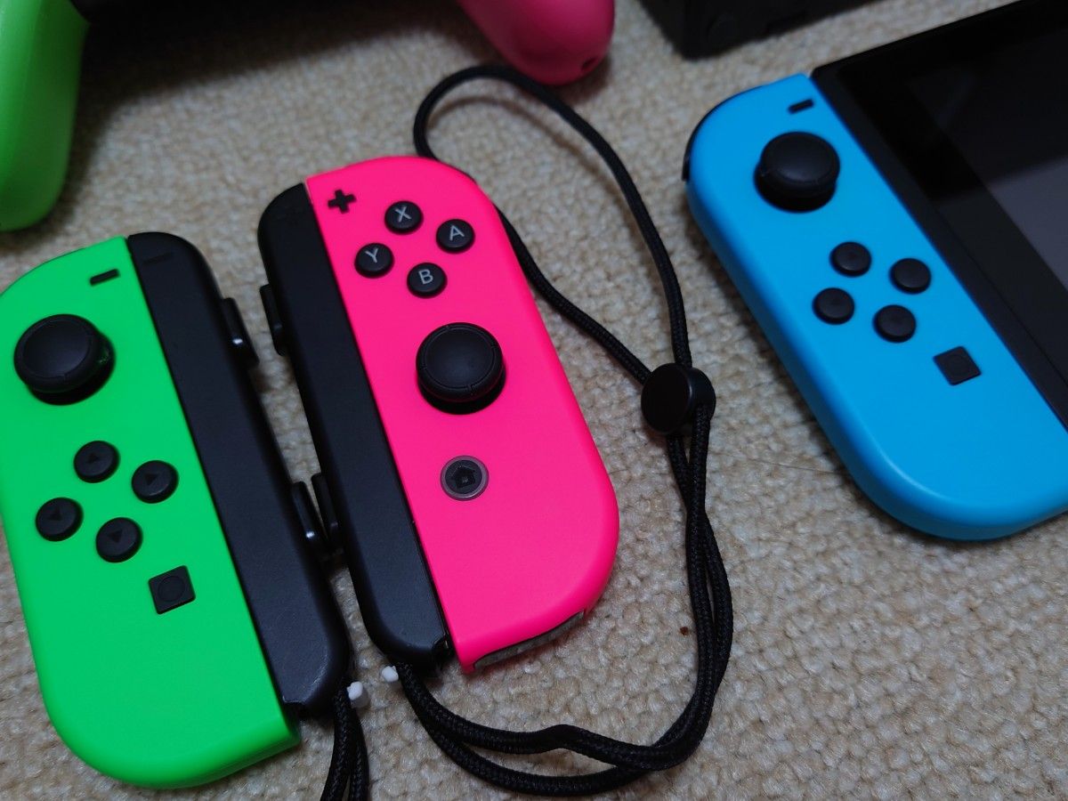 Nintendo Switch 本体+コントローラー 充電スタンド等 4点 Nintendo Switch 本体+コントローラー 充電スタンド等 4点