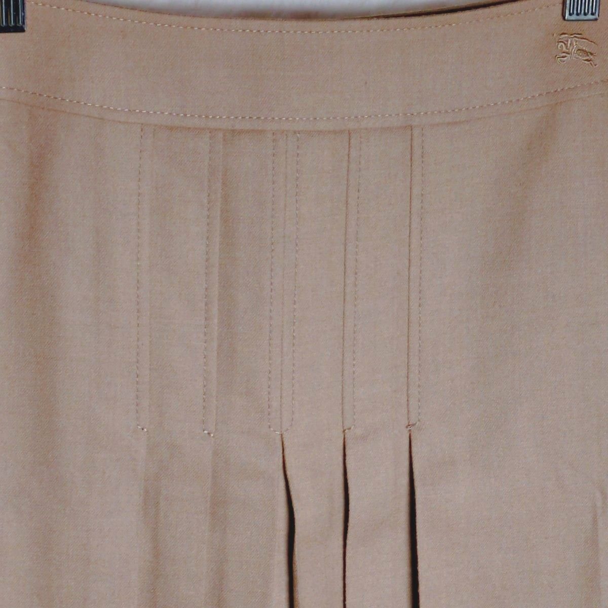【美品】バーバリーロンドンBURBERRYLONDON　ロゴ刺繍　フレア　プリーツ スカート　38サイズ　クリーニング済　ベージュ