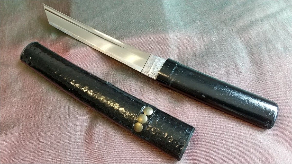 小柄櫃あり】 模造刀 樋入り 短刀 匕首 居合刀身 残欠 模擬刀 小柄櫃あり】 模造刀 樋入り 短刀 匕首 居合刀身 残欠 模擬刀