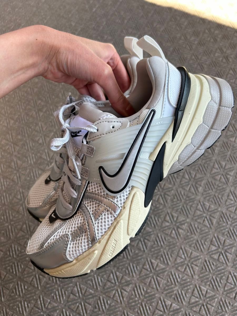NIKE W V2K Run 24cm シルバー ナイキ ブイツーケーラン NIKE W V2K Run 24cm シルバー ナイキ ブイツーケーラン