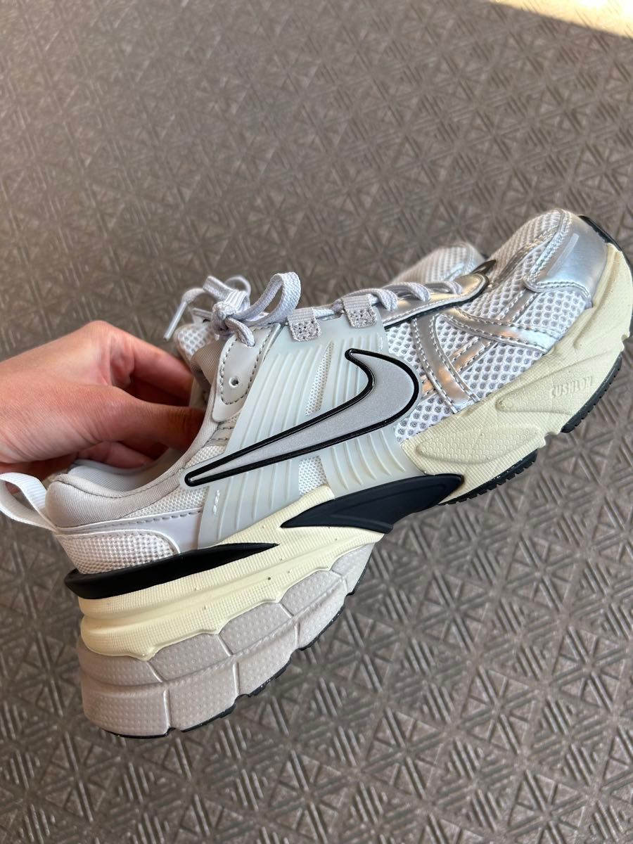 NIKE W V2K Run 24cm シルバー ナイキ ブイツーケーラン NIKE W V2K Run 24cm シルバー ナイキ ブイツーケーラン