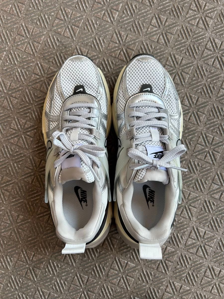 NIKE W V2K Run 24cm シルバー ナイキ ブイツーケーラン NIKE W V2K Run 24cm シルバー ナイキ ブイツーケーラン