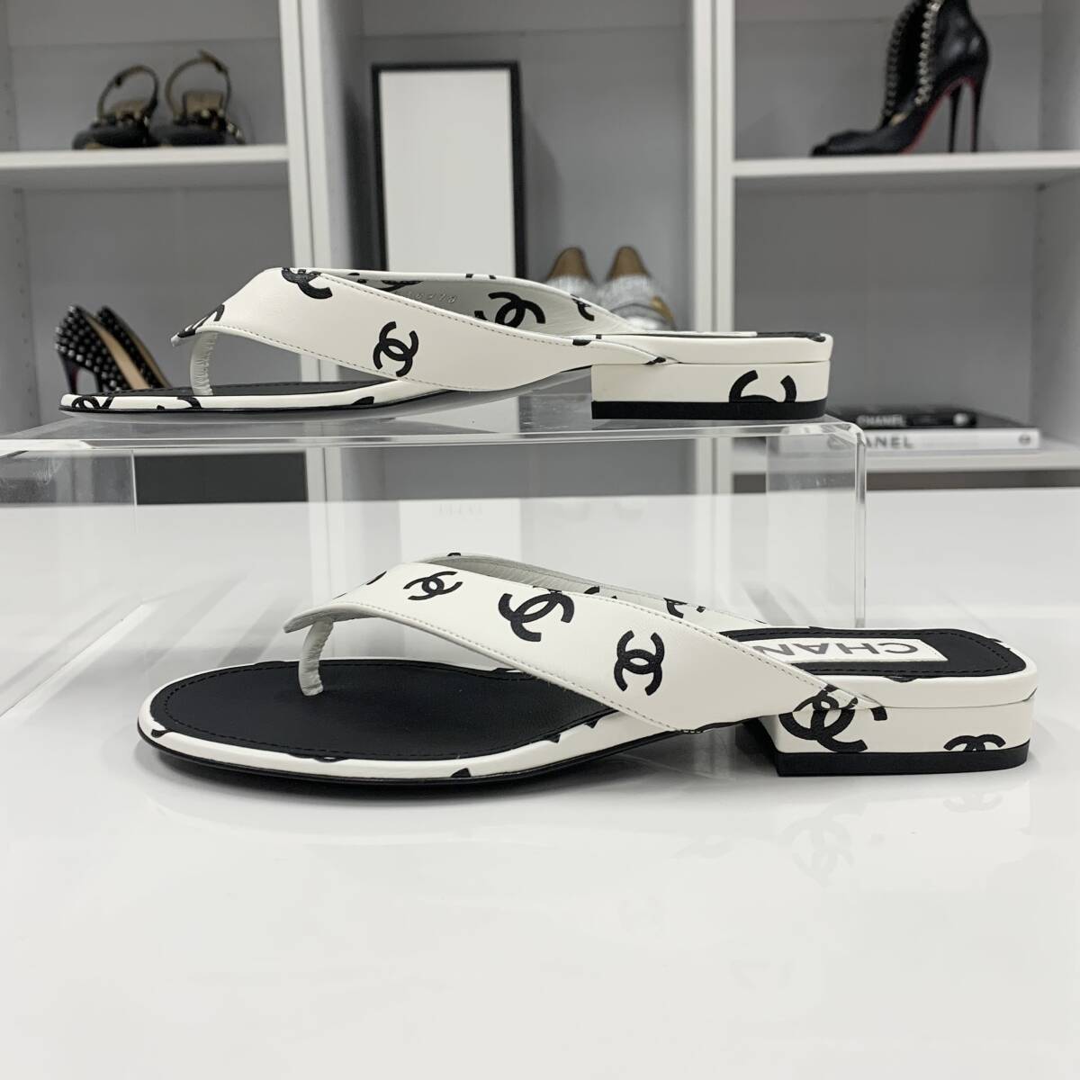 大人リゾート★【CHANEL】CCロゴ ブローチ風 トングサンダル M10070 未使用 シャネル レザー ココマーク トングサンダル