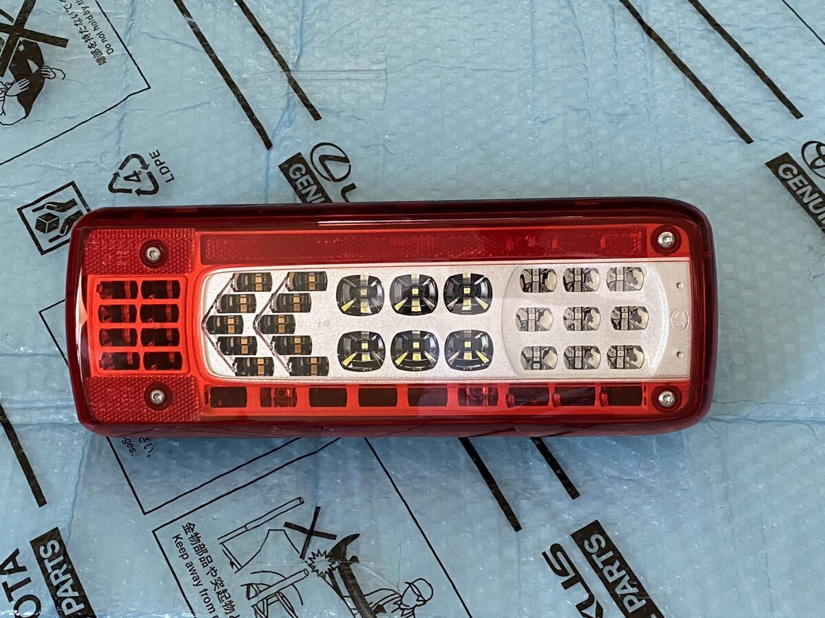 新車外し UD クオン 純正テールランプ ボルボ VIGNAL製 LED 新車外し UD クオン 純正テールランプ ボルボ VIGNAL製 LED