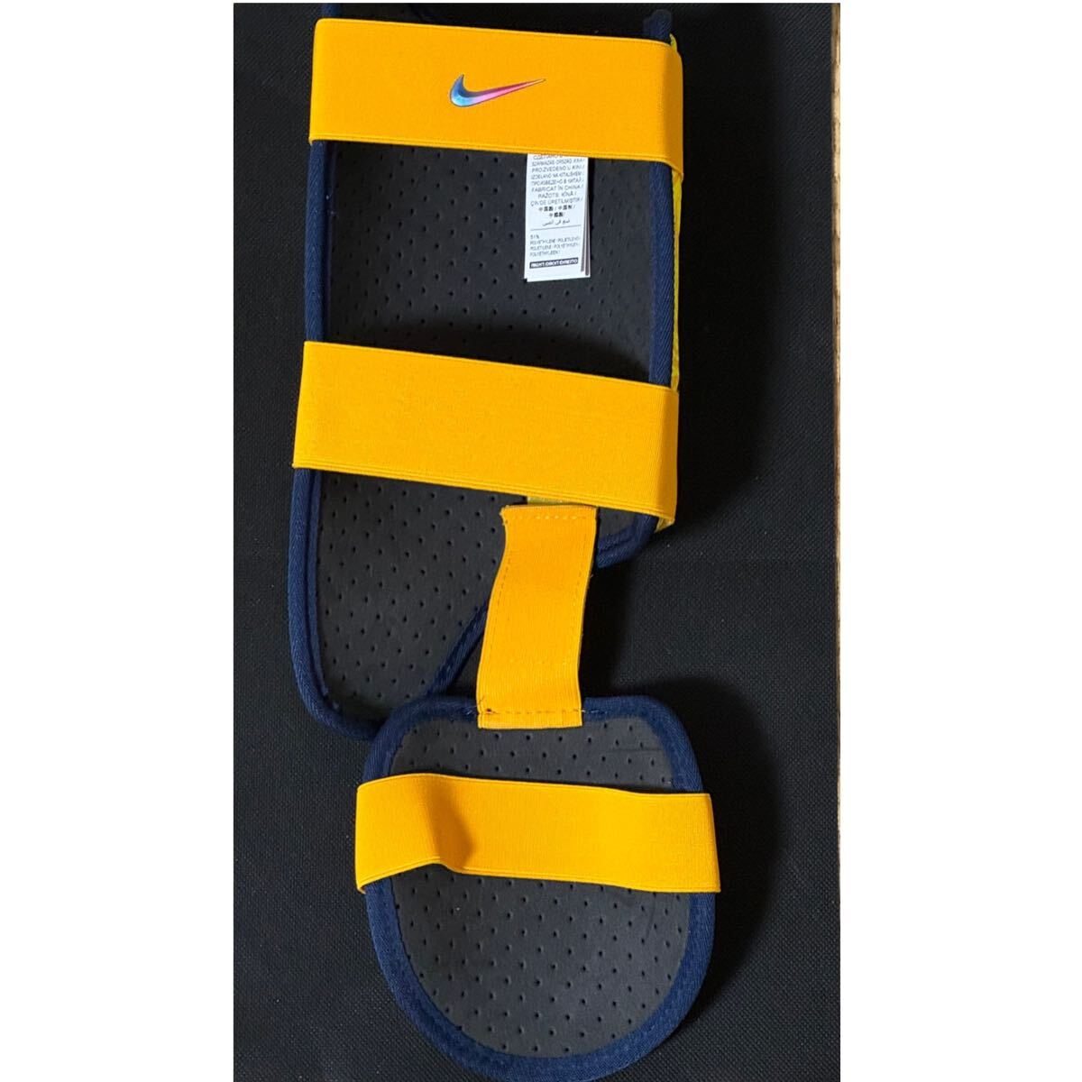 NIKE アクーニャJrモデル イエロー 大人サイズ レッグガード 左 NIKE アクーニャJrモデル イエロー 大人サイズ レッグガード 左