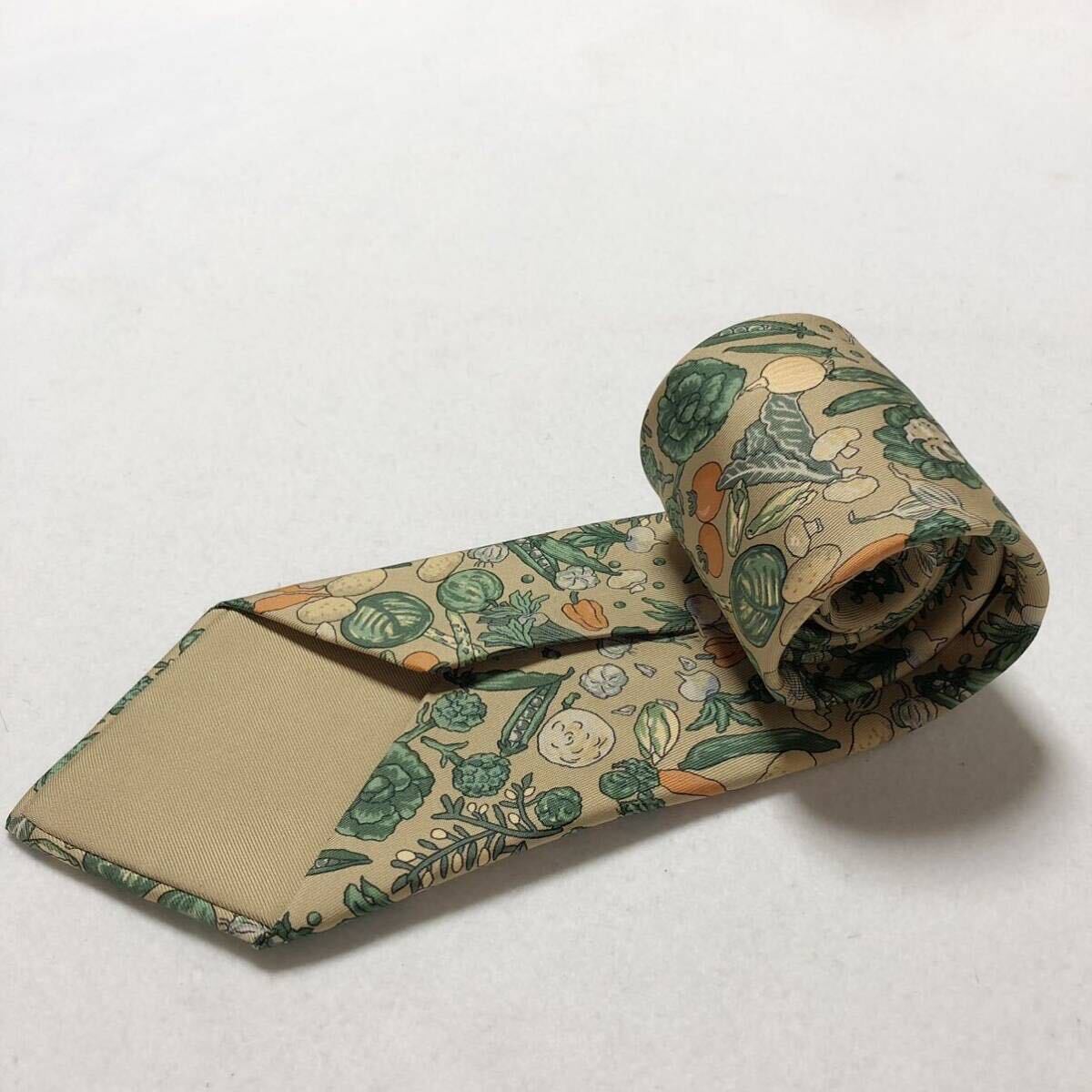 美品 希少デザイン HERMES エルメス ネクタイ スカーフ柄 野菜総 美品 希少デザイン HERMES エルメス ネクタイ スカーフ柄 野菜総