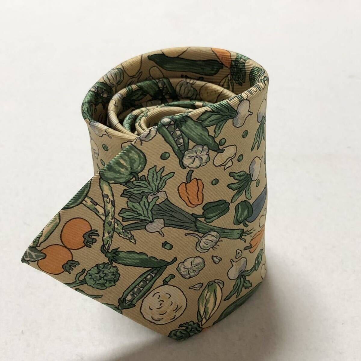 美品 希少デザイン HERMES エルメス ネクタイ スカーフ柄 野菜総 美品 希少デザイン HERMES エルメス ネクタイ スカーフ柄 野菜総