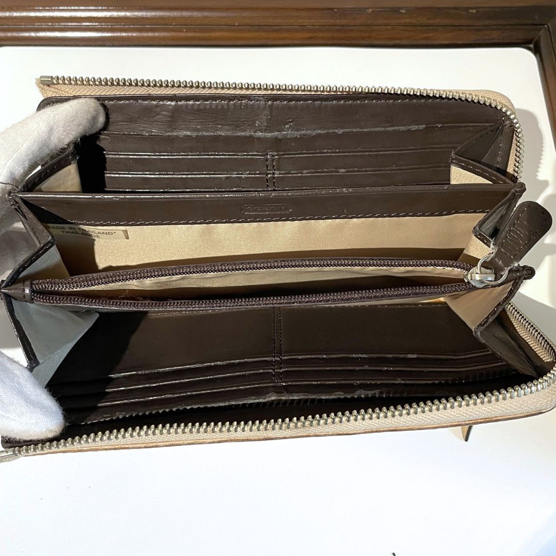カードケースにベタ剝がれがあります。