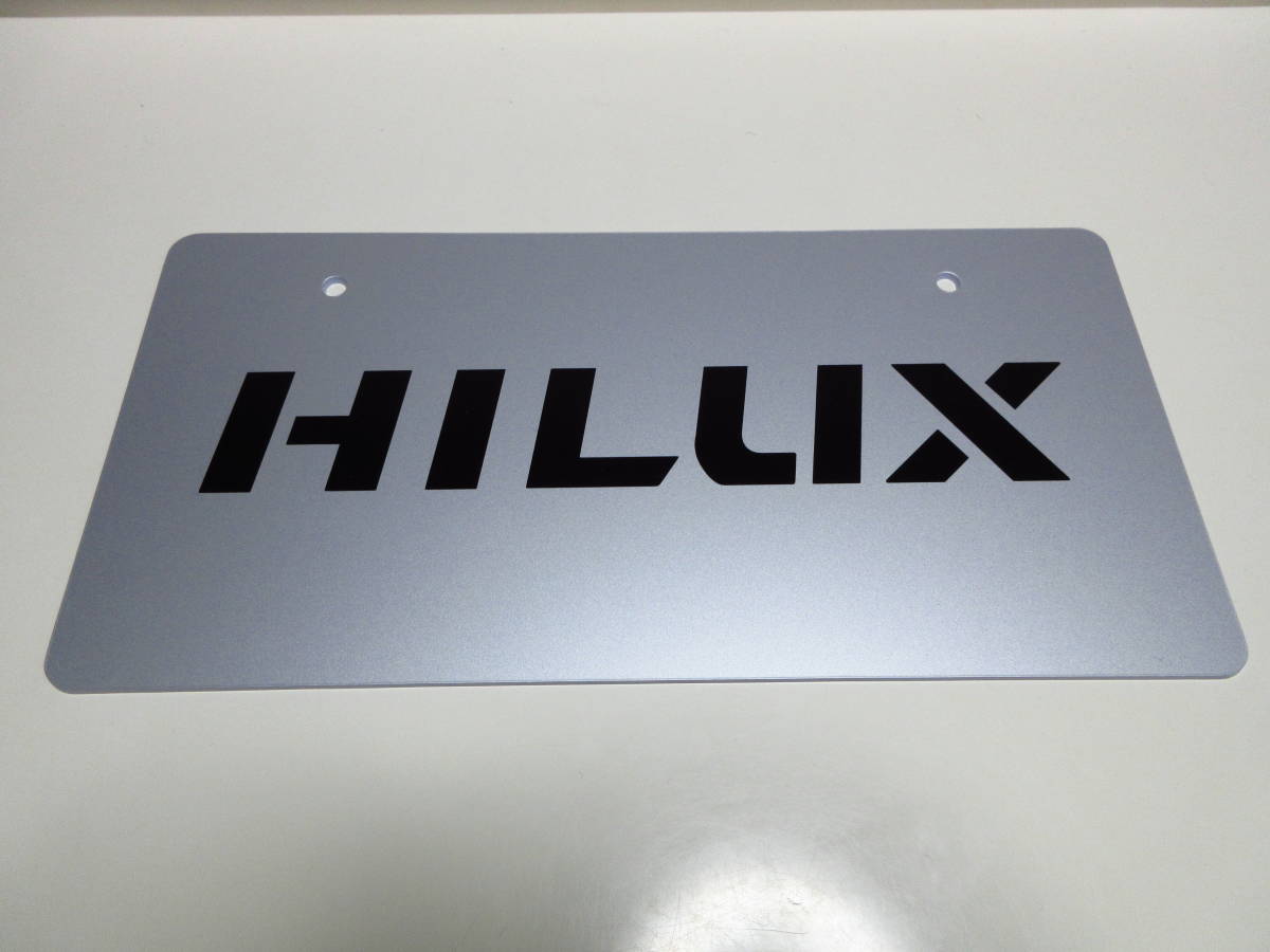 トヨタ 新型ハイラックス HILUX ディーラー 新車 展示用 非売品 ナンバープレート マスコットプレート_画像1