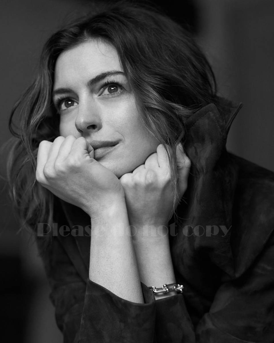 Anne Hathaway Anne * is sa way monochrome art photo large size 2 sheets attaching 