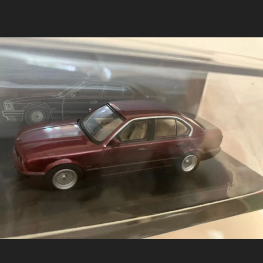 ダイキャストモデルカー セダン dcm e32 7シリーズ E32 Burgundy Red 1:64スケール カーフィギュア 新品送料無料