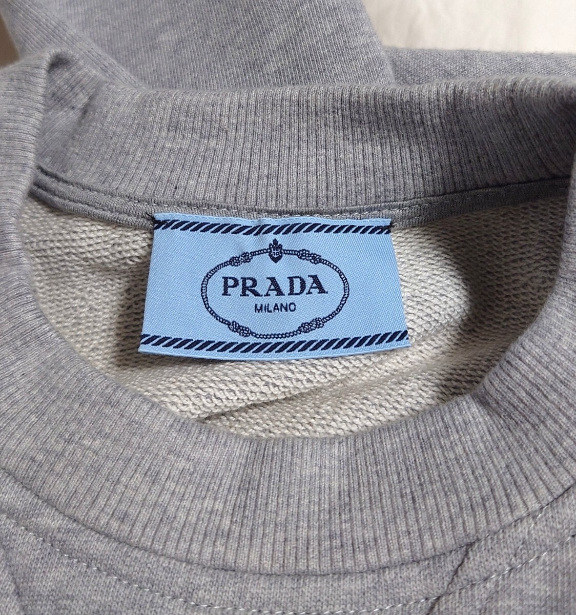定価16 5万 プラダ ロゴプレート スウェット XS グレー PRADA 定価16 5万 プラダ ロゴプレート スウェット XS グレー PRADA