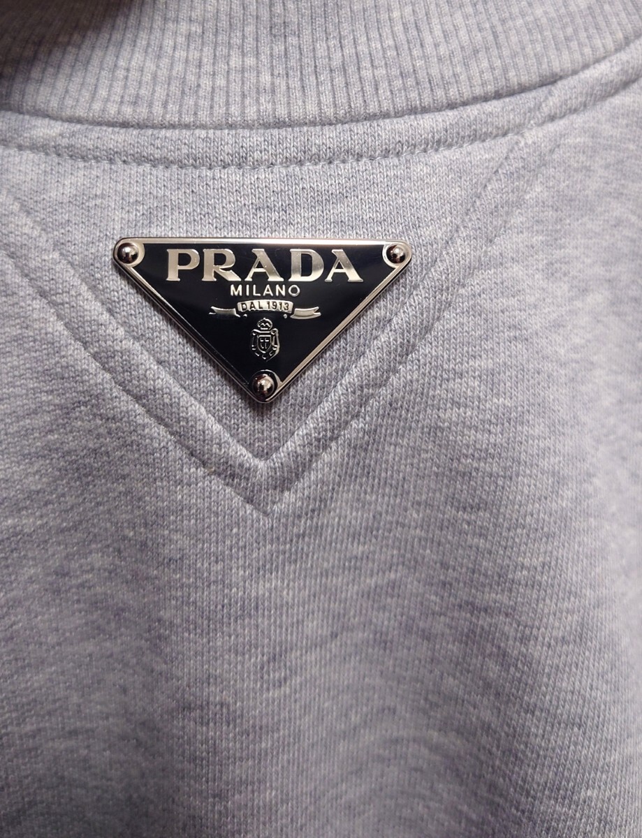 定価16 5万 プラダ ロゴプレート スウェット XS グレー PRADA 定価16 5万 プラダ ロゴプレート スウェット XS グレー PRADA