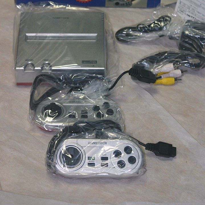 ネオファミ NEOFAMI ゲーム機本体【赤×銀バージョン】ほぼ新品 ネオファミ NEOFAMI ゲーム機本体【赤×銀バージョン】ほぼ新品