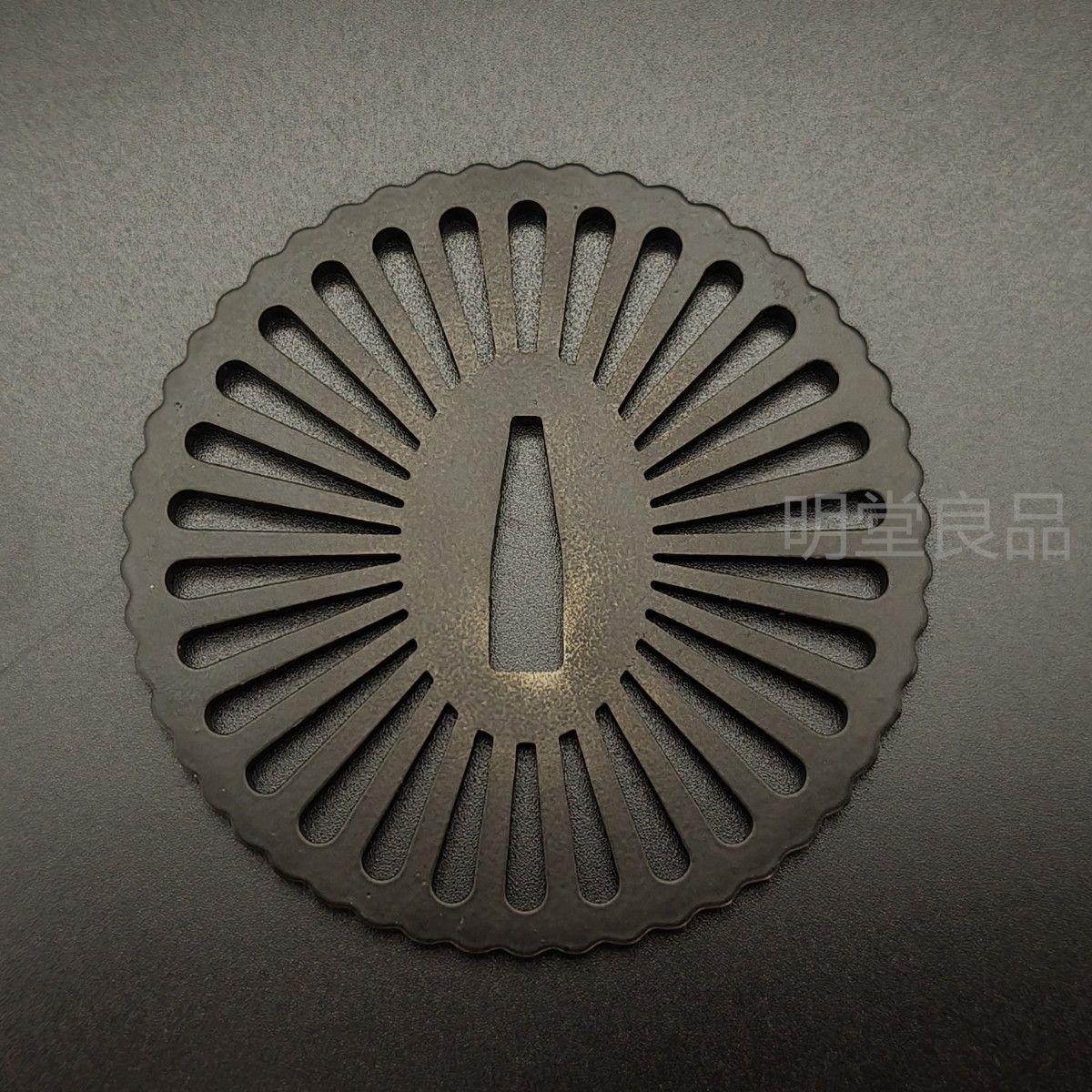 鍔 鐔 刀装具 日本刀 武具 骨董 江戸【菊花透鐔 無銘 早乙女