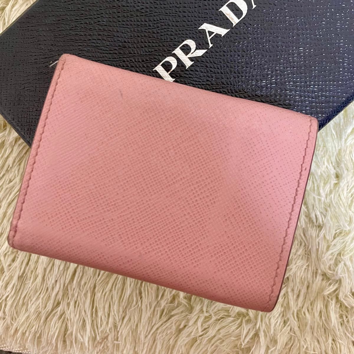 希少品 PRADA プラダ 三つ折り財布 サフィアーノ レター ピンク 希少品 PRADA プラダ 三つ折り財布 サフィアーノ レター ピンク