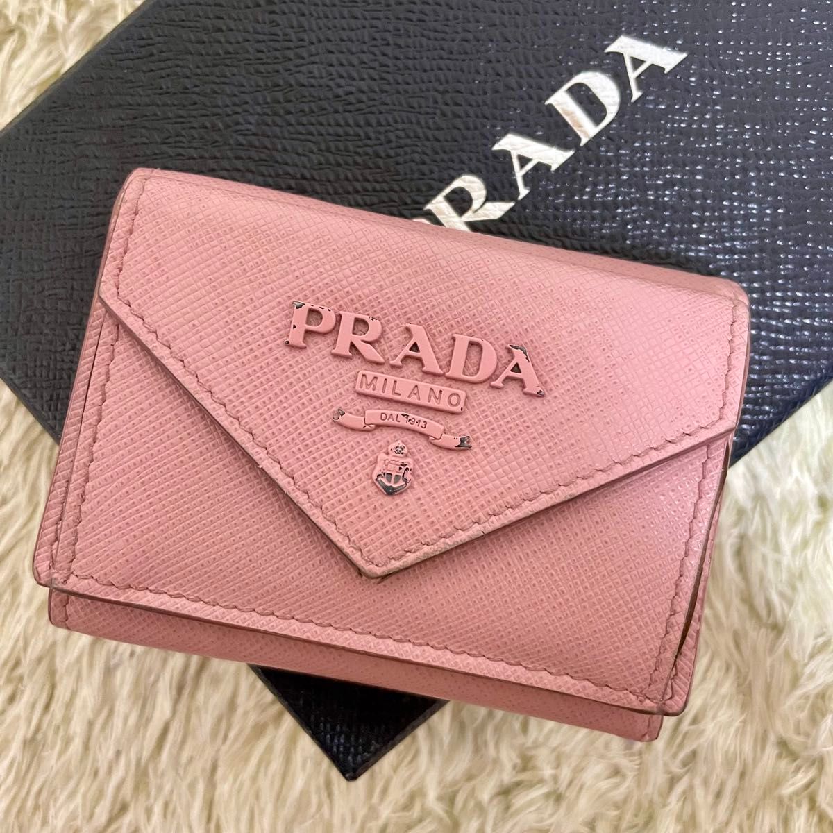 希少品 PRADA プラダ 三つ折り財布 サフィアーノ レター ピンク 希少品 PRADA プラダ 三つ折り財布 サフィアーノ レター ピンク