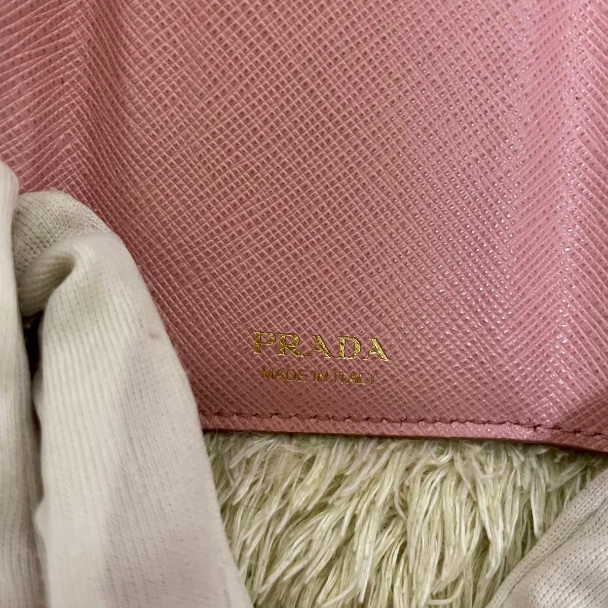 希少品 PRADA プラダ 三つ折り財布 サフィアーノ レター ピンク 希少品 PRADA プラダ 三つ折り財布 サフィアーノ レター ピンク