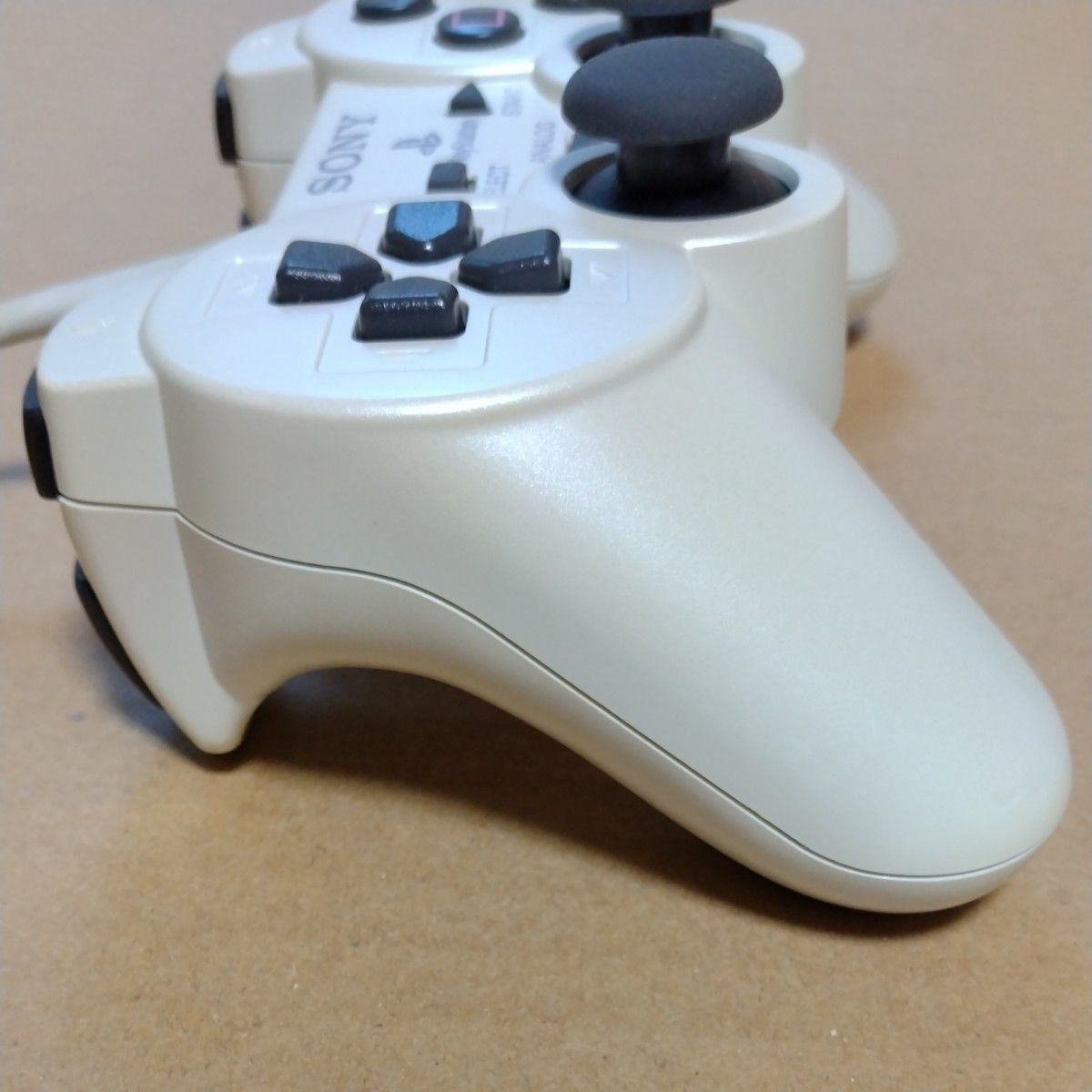 PS2】 アナログコントローラー DUALSHOCK2 パール・ホワイト PS2】 アナログコントローラー DUALSHOCK2 パール・ホワイト