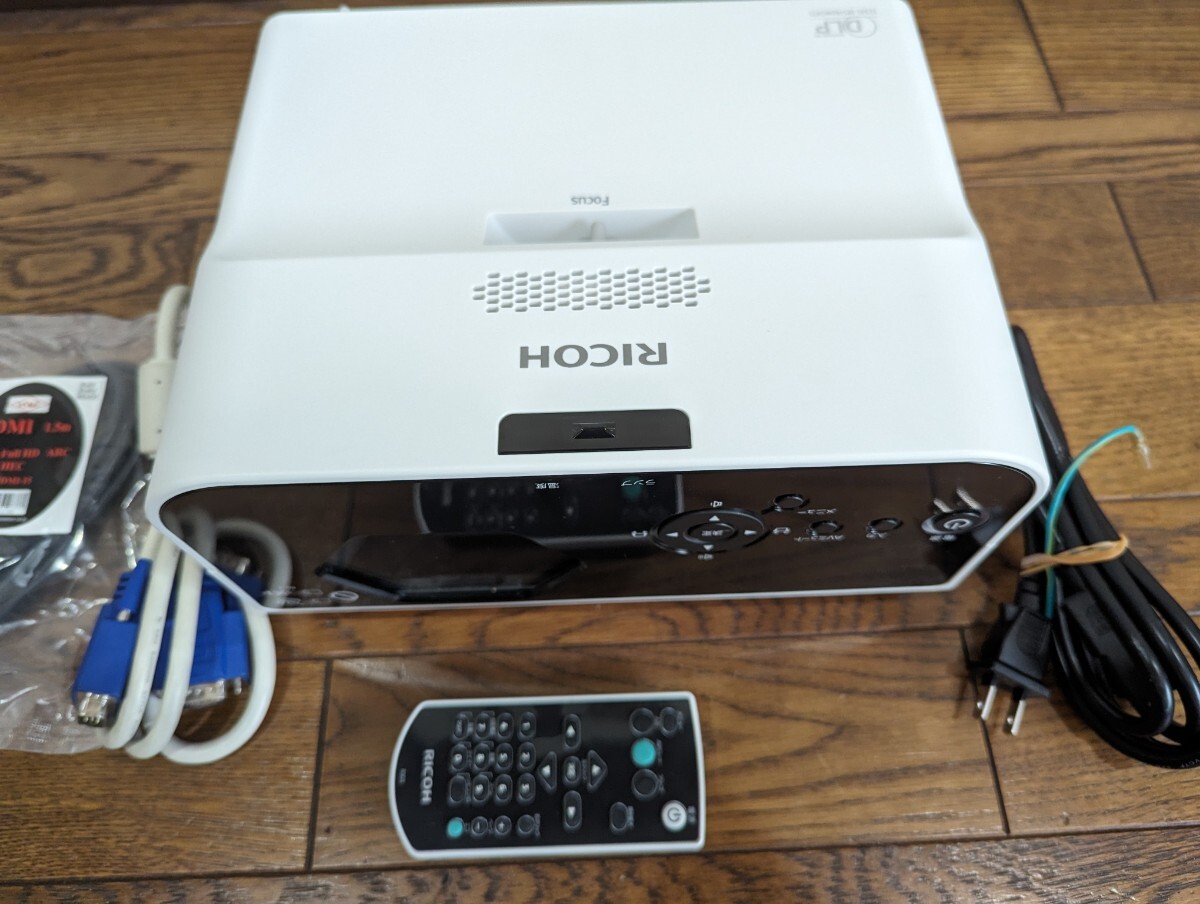 RICOH 超短焦点プロジェクターPJWX4152N1 /ランプ使用 19時間 RICOH 超短焦点プロジェクターPJWX4152N1 /ランプ使用 19時間