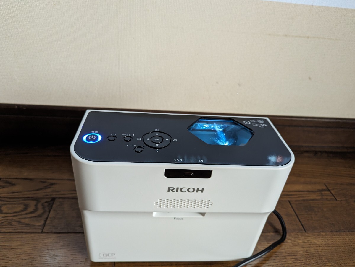 RICOH 超短焦点プロジェクターPJWX4152N1 /ランプ使用 19時間 RICOH 超短焦点プロジェクターPJWX4152N1 /ランプ使用 19時間