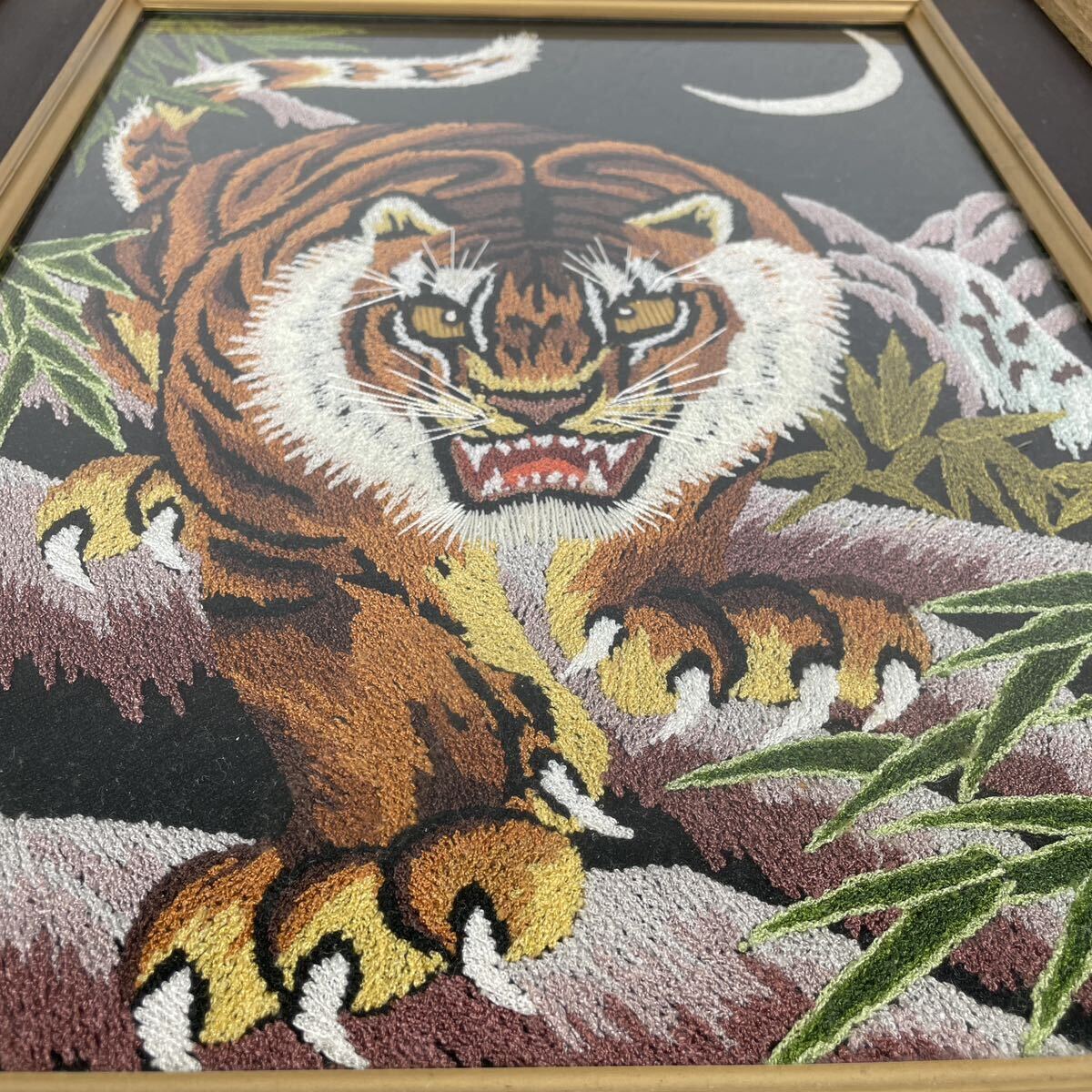 額装 額入り 額縁 虎 刺繍 竹林 月 トラ 魔除け 縁起物 運気 額装 額入り 額縁 虎 刺繍 竹林 月 トラ 魔除け 縁起物 運気