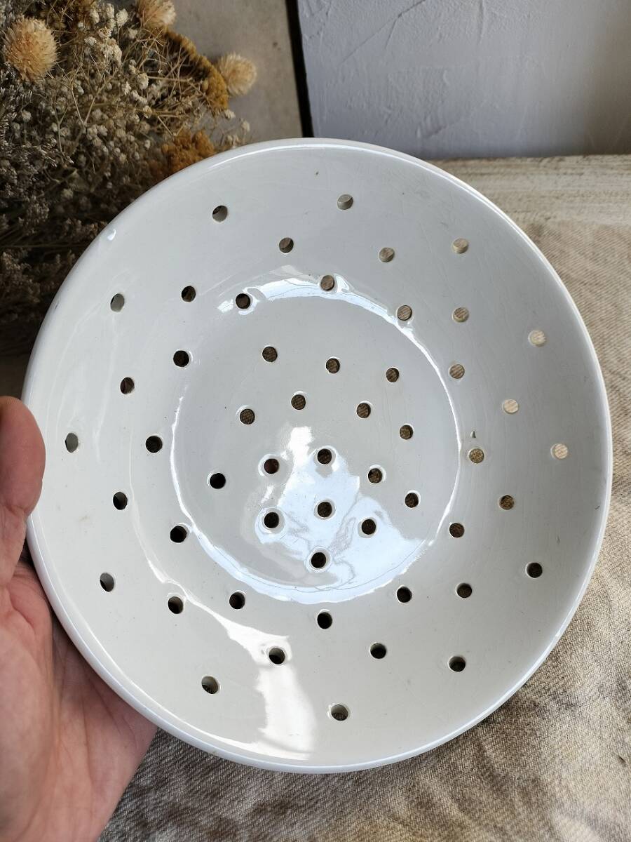 フランス アンティーク サルグミンヌ 陶器 無地 白い 水切り 皿