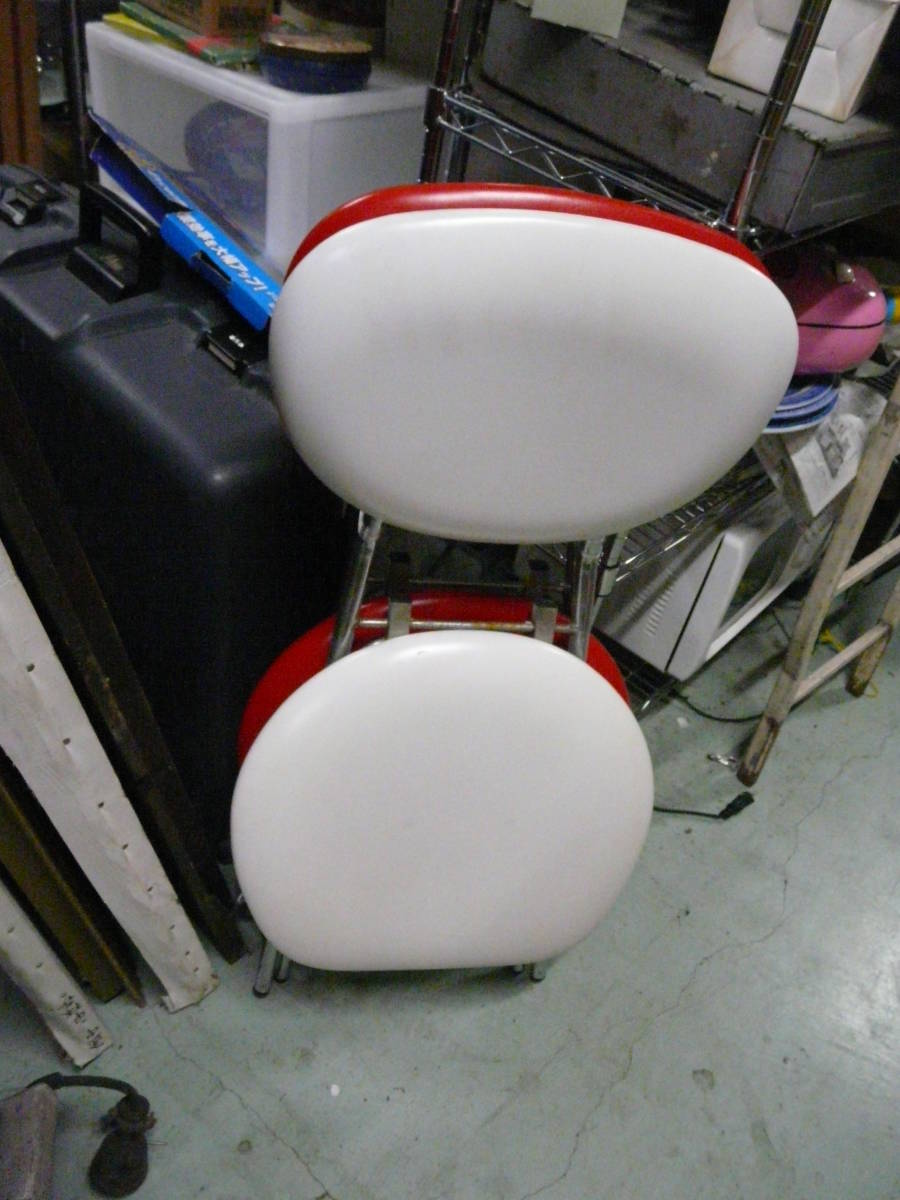 白と赤の折りたたみ椅子_画像1