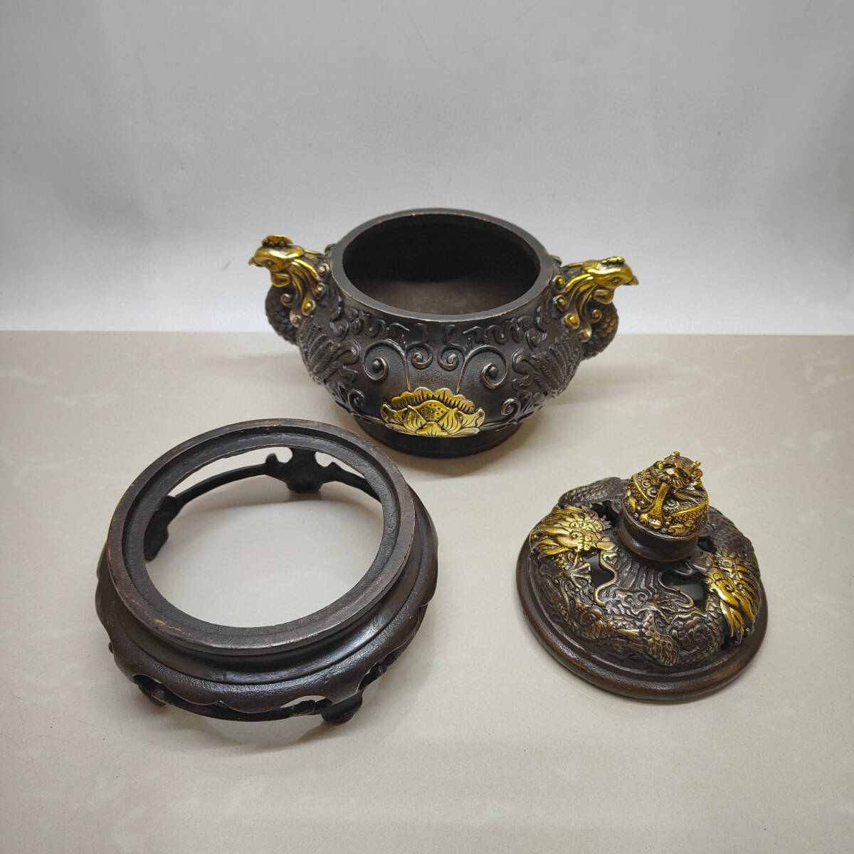 仁】『黄銅製・塗金・龍鳳二體荷花熏香炉・置物・賞物』極細工 仁】『黄銅製・塗金・龍鳳二體荷花熏香炉・置物・賞物』極細工