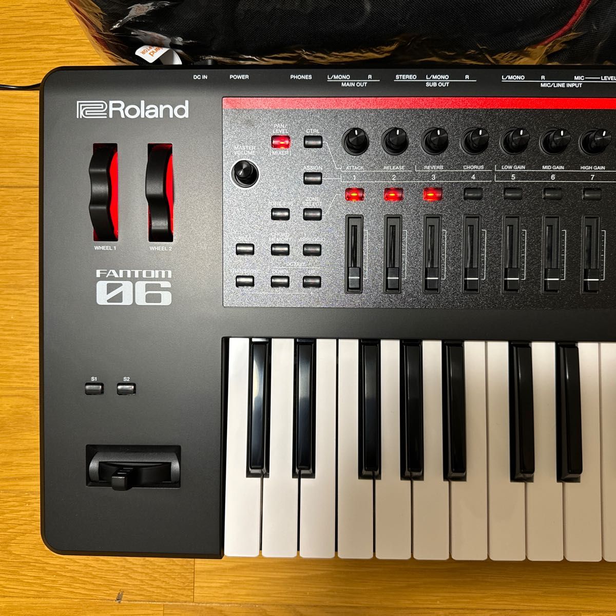 Roland Fantom-06 61鍵 ワークステーション 美品 使用時間僅か Roland Fantom-06 61鍵 ワークステーション 美品 使用時間僅か