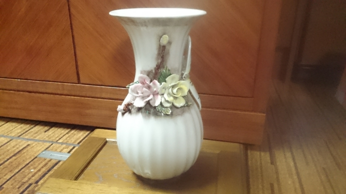  wonderful! vase MADE IN ITALY. butterfly. motif beautiful goods 