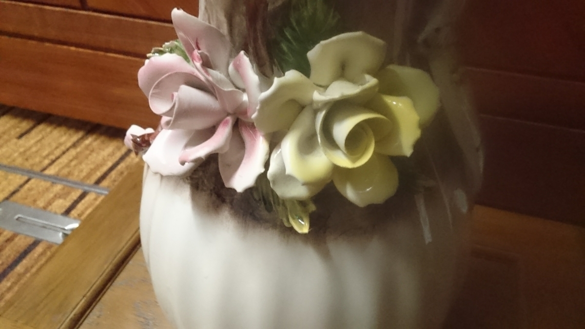 ハンドメイド花瓶 MADE IN ITALY 花と蝶のモチーフ 美品 宅急便送料無料