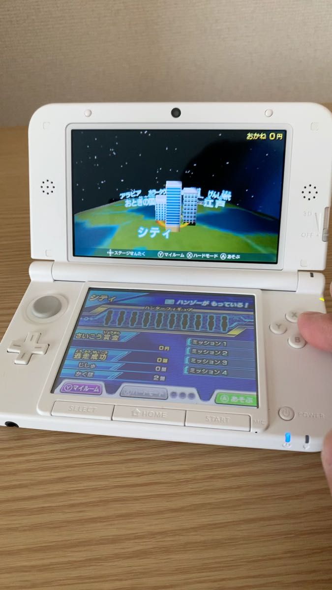 Nintendo 3DSLL( ホワイト)超美品とおまけのソフト4個(モンハン2個.進撃の巨人.逃走中)