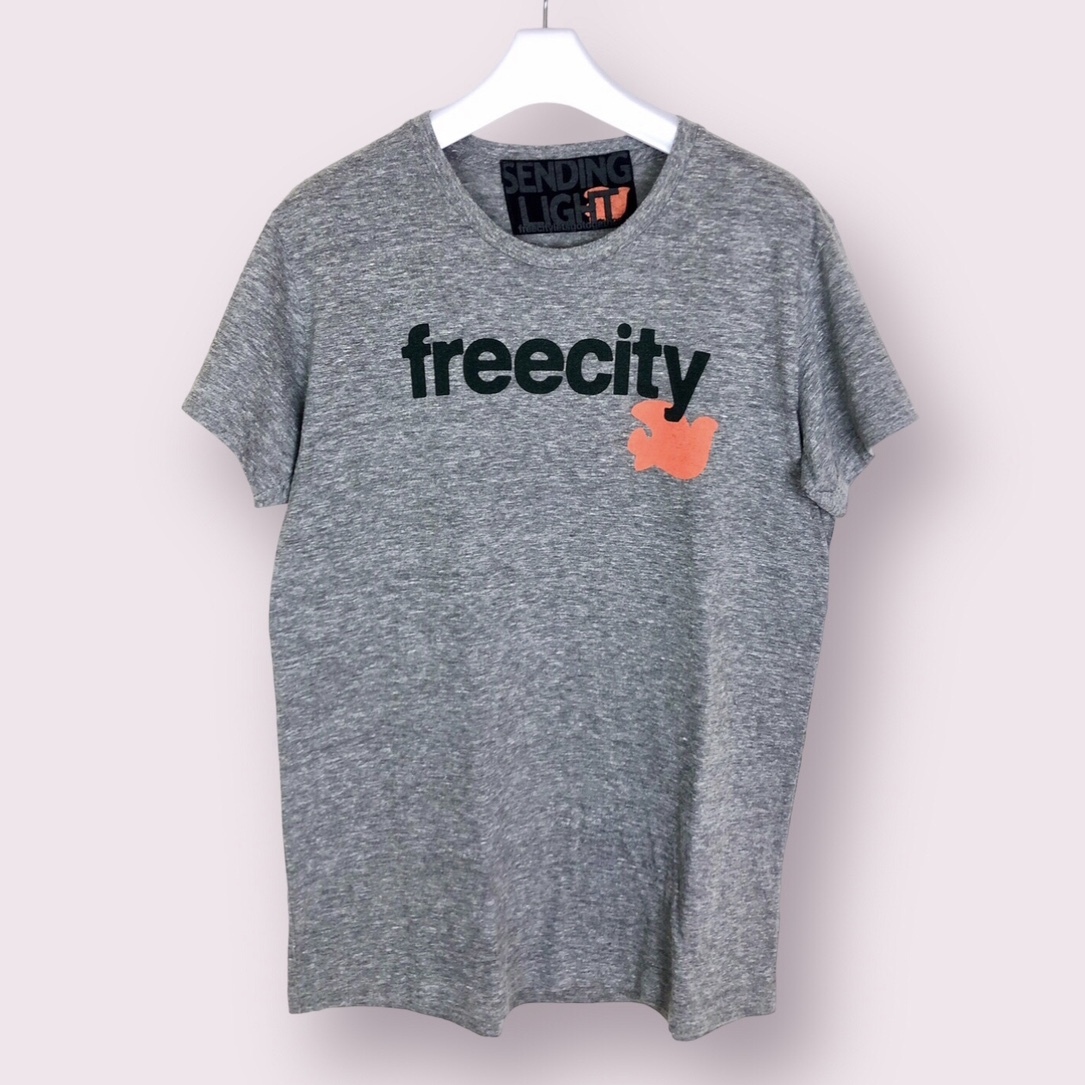 FREE CITY ロゴ Tシャツ キムタク着 同型同色品 LIFE NATURE FREE CITY ロゴ Tシャツ キムタク着 同型同色品 LIFE NATURE