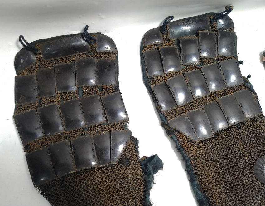 籠手・臑当 うぶ品 ジャンク *兜鎧甲冑武士戦陣弓刀鞍鐙 籠手・臑当 うぶ品 ジャンク *兜鎧甲冑武士戦陣弓刀鞍鐙