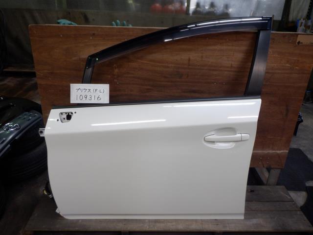 プリウス DAA-ZVW30 左FドアASSY 070