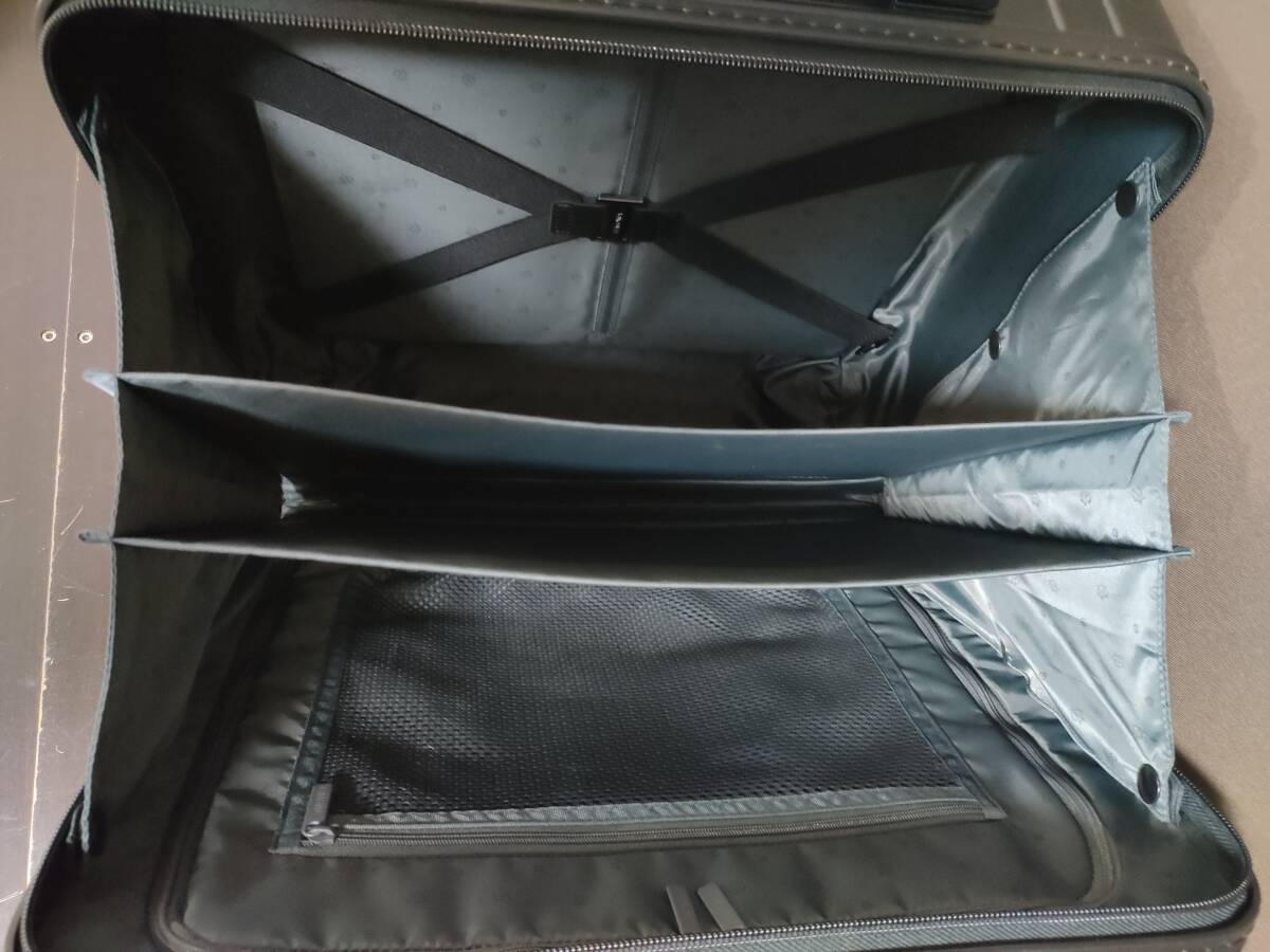 RIMOWA エッセンシャルスリーブコンパクト 2022年製 31L 842 40 RIMOWA エッセンシャルスリーブコンパクト 2022年製 31L 842 40
