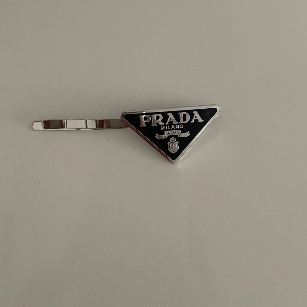 PRADA プラダ ヘアピン ピン アクセサリー ピンバッジ Pins PRADA プラダ ヘアピン ピン アクセサリー ピンバッジ Pins