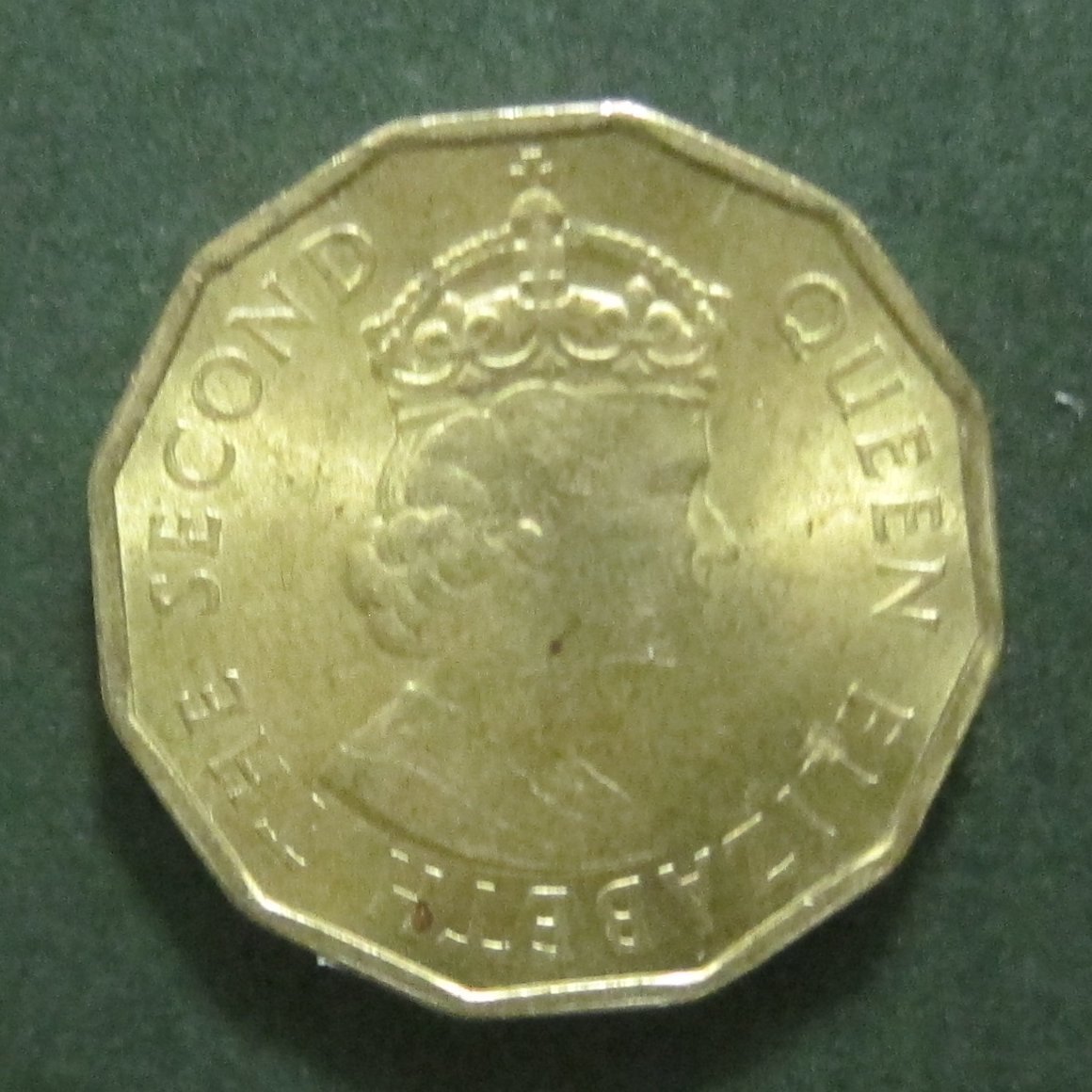 （C-189)エリザベス2世　フィジー　3ペンス黄銅貨　1967年_画像1
