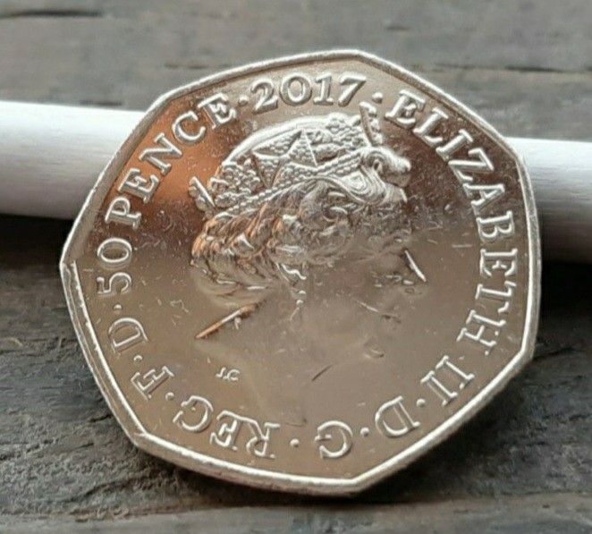 エリザベス女王 と ウサギのベンジャミンバニーイギリス コインビアトリクス・ポター ピーターラビット8g 27mm英国 50ペンス
