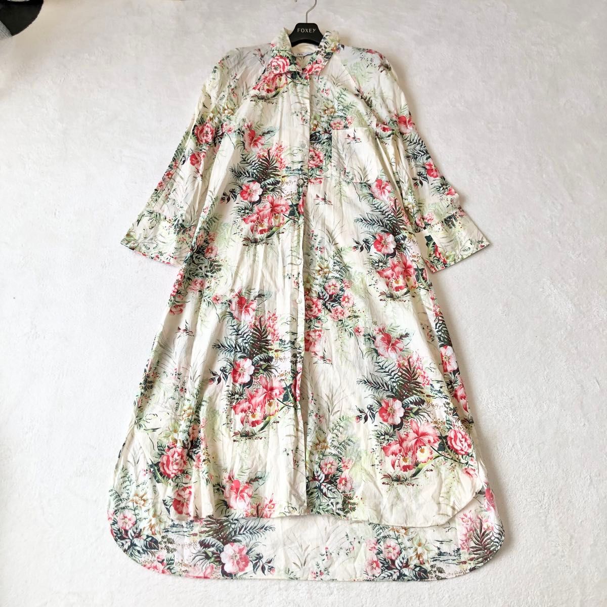 ZARA ボタニカルフラワー シャツワンピース 白 花柄 前ボタン ZARA ボタニカルフラワー シャツワンピース 白 花柄 前ボタン