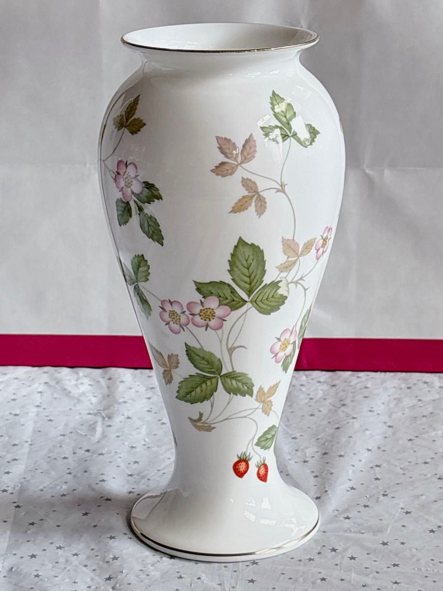 WEDGWOOD WILD STRAWBERRY 花瓶 ウェッジウッドボーンチャイナ WEDGWOOD WILD STRAWBERRY 花瓶 ウェッジウッドボーンチャイナ