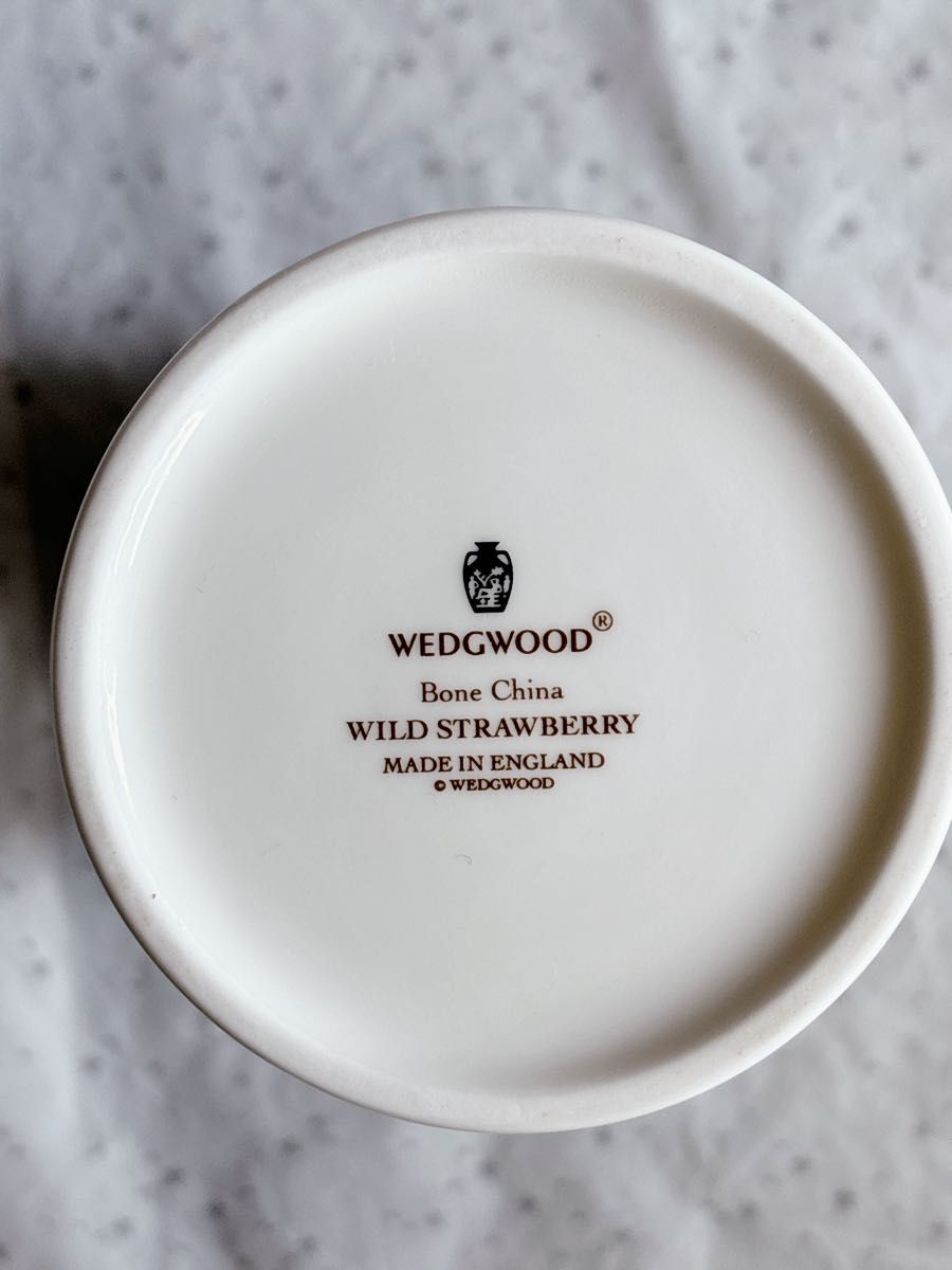 WEDGWOOD WILD STRAWBERRY 花瓶 ウェッジウッドボーンチャイナ WEDGWOOD WILD STRAWBERRY 花瓶 ウェッジウッドボーンチャイナ