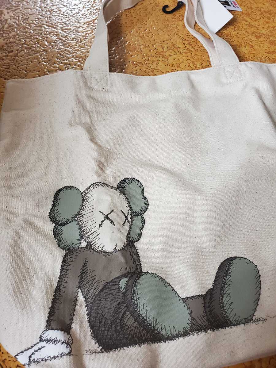 新品 UNIQLO × KAWS ユニクロ カウズ トートバッグ 未使用 UT 新品 UNIQLO × KAWS ユニクロ カウズ トートバッグ 未使用 UT
