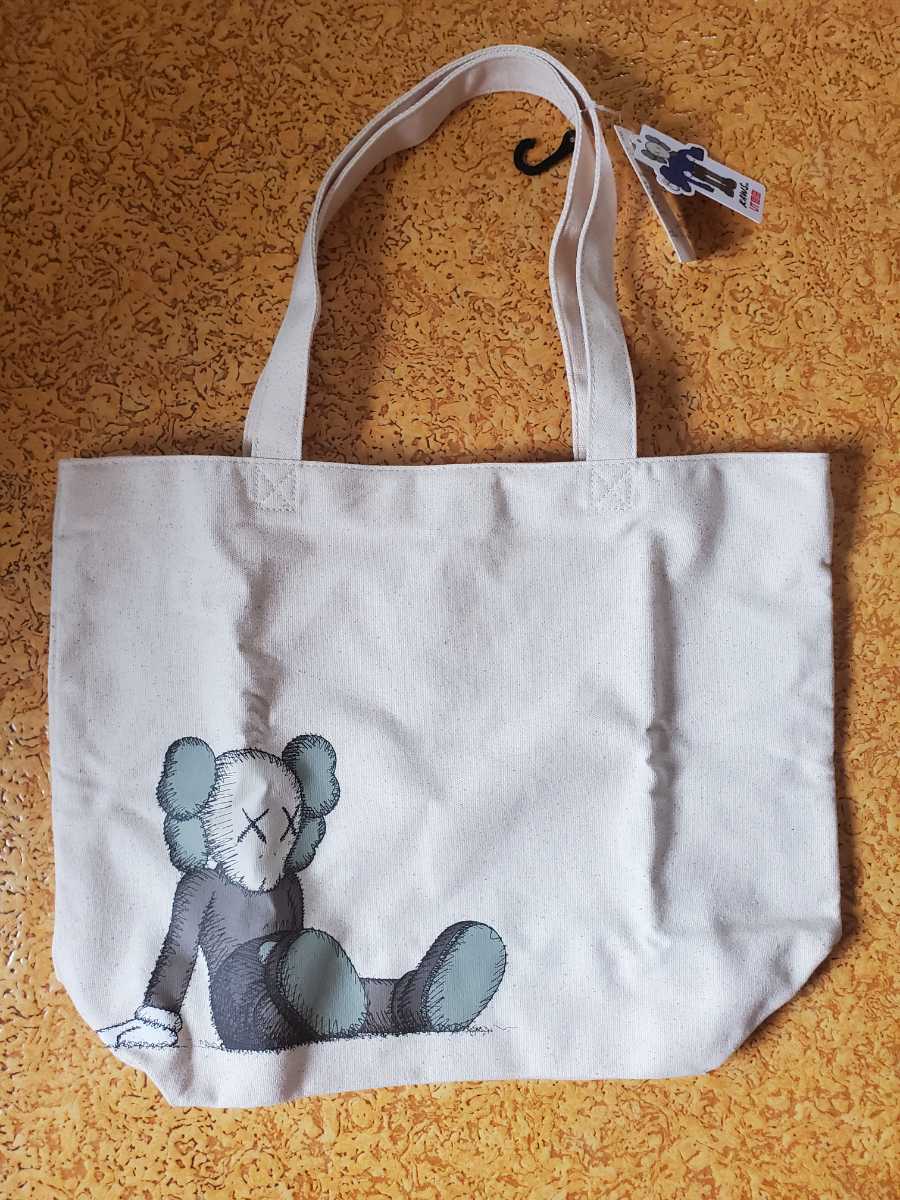 新品 UNIQLO × KAWS ユニクロ カウズ トートバッグ 未使用 UT 新品 UNIQLO × KAWS ユニクロ カウズ トートバッグ 未使用 UT